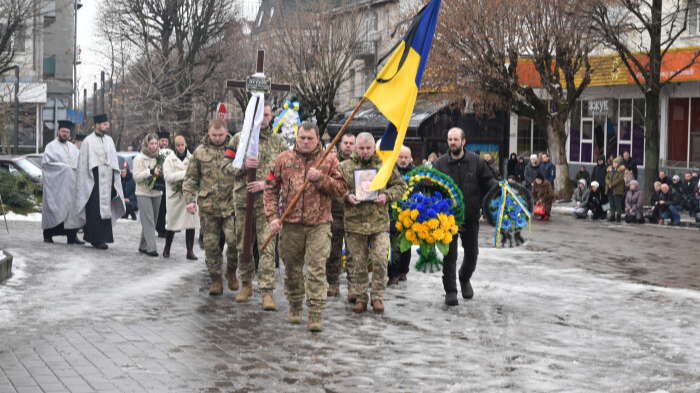 Загинув під час виконання бойового завдання: у Луцьку попрощалися із Героєм Анатолієм Петруком