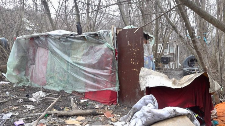 Чоловік з Волині жив в саморобному наметі з жінкою і п'ятьма дітьми