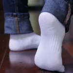 Білі шкарпетки знову як нові: ефективний домашній метод