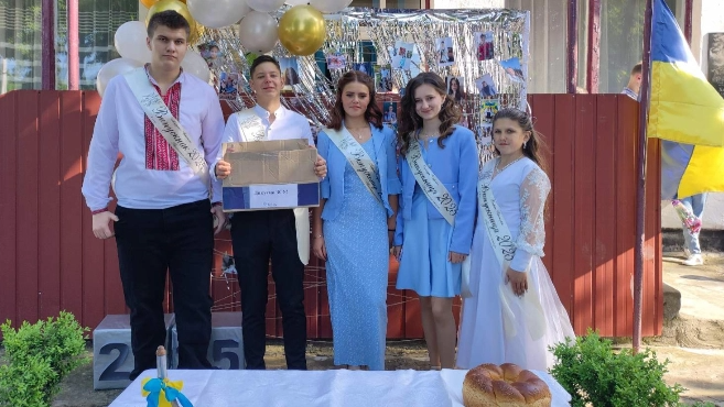Випускники з Волині підтримали ЗСУ донатом на евакуаційне авто
