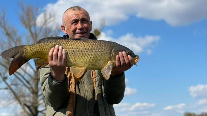 чоловік піймав здоровенного коропа у Рівненській області