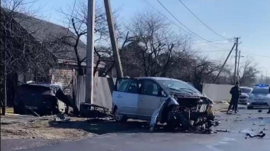 У селі на Волині зіткнулися два легковики: авто проламало паркан і вилетіло на подвір’я