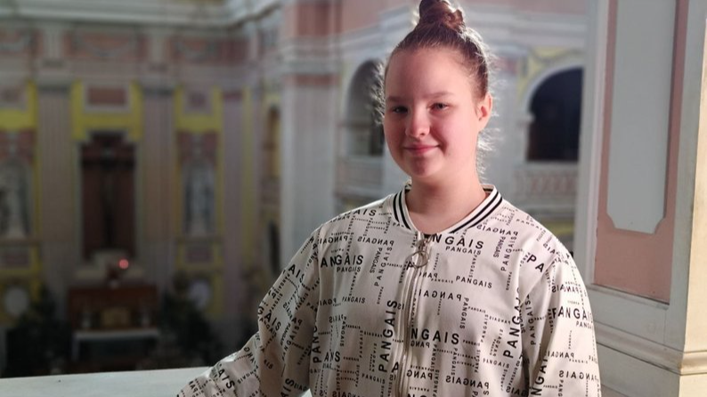 Музика з небес: 13-річна переселенка навчається у Луцьку гри на органі