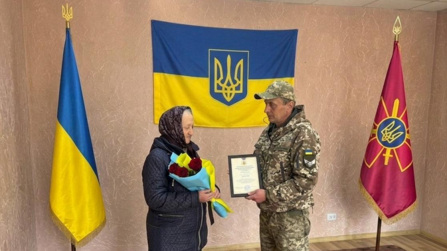 Мамі зниклого безвісти воїна з Волині передали «Золотий хрест» сина