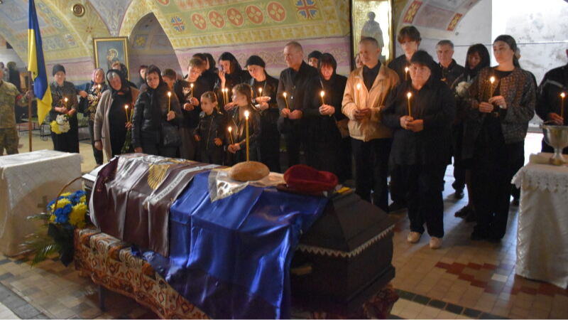 У Луцьку провели в останню путь військовослужбовця Олександра Вибача, який загинув 5 місяців тому