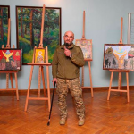Збирає на військову оптику: воїн-капелан із Луцька відкрив виставку-продаж сакральних картин