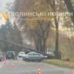 У Луцьку п’яний водій врізався в електроопору: як його покарали