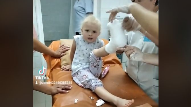 Маленька українка зворушливо заспівала гімн у лікарні