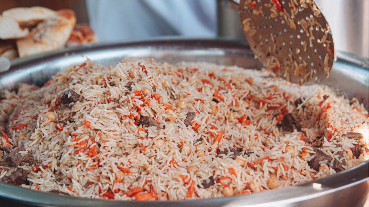 Як зварити ідеальний розсипчастий рис на плиті у каструлі: трюк із рушником під кришкою