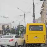 Ранкова аварія у Луцьку: зіткнулися авто і маршрутка. Відео
