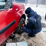 У Луцьку патрульні допомогли пенсіонеру полагодити автомобіль