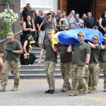 Повернувся «на щиті» через рік після загибелі: у Луцьку в останню дорогу провели Героя Володимира Андрійчука