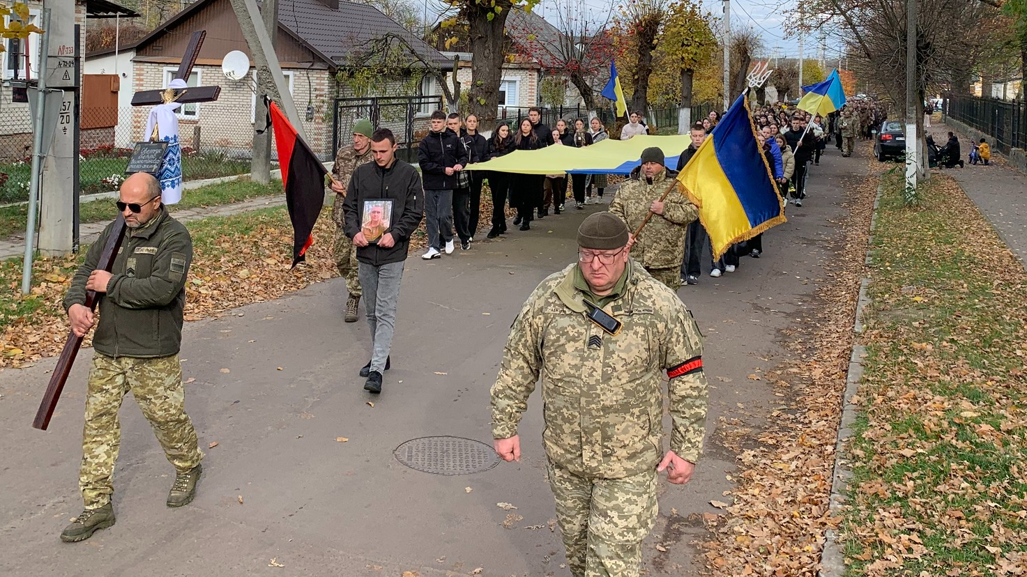 Осиротіла донечка: на Волині в останню путь провели 42-річного Героя Петра Оверчука