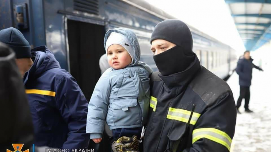 Українські діти, які бачили війну: фотопідбірка