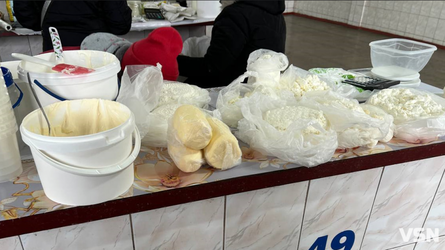 Скільки коштують домашнє молоко, сир та масло на ринку у Луцьку?