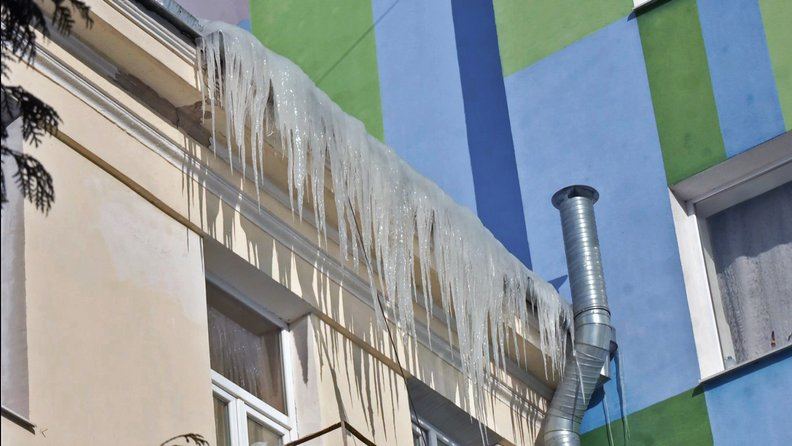 Крижані бурульки над головою: хто у Луцьку відповідає за очищення дахів і скільки порушень виявили