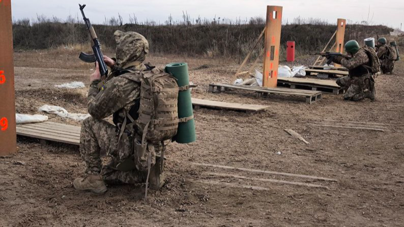 Мобілізовані з Волині проходять жорстке навчання на полігоні за новою програмою