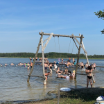 Спека жене людей до води: озеро Радожичі на Волині заполонили відпочивальники