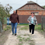 Втекли з окупації з двома дітьми і почали все з нуля: як родина з Азовського моря відбудувала стару хату на Волині