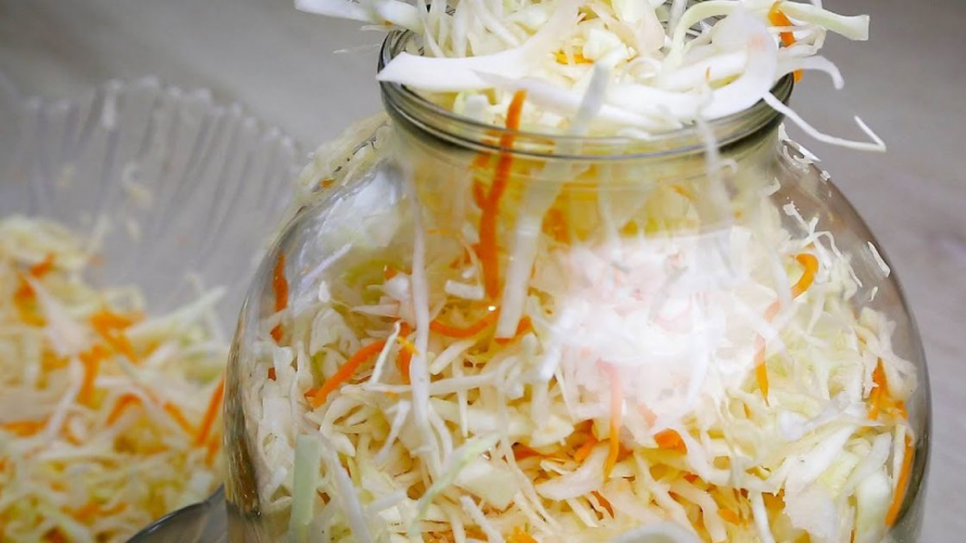 Як заквасити капусту і скільки додати солі: рецепт на 3-літрову банку