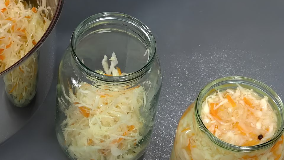 Скільки солі додавати у квашену капусту: точні пропорції на 3-літрову банку, на 1 кг овочів
