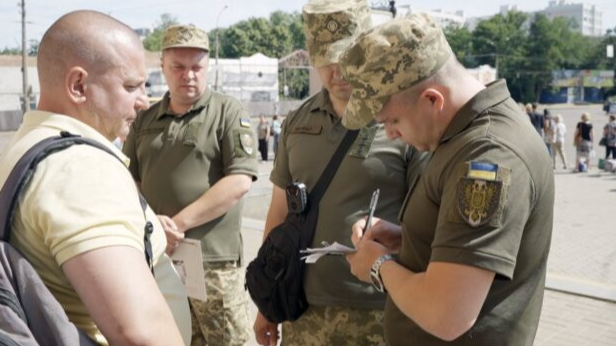 На Волині вчитель і троє безробітних писали у телеграмі, де працівники ТЦК роздають повістки: як їх покарали