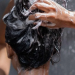 Як часто мити голову, щоб волосся не випадало  —  відповідь трихологів