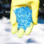 Які добрива взимку найкраще розкидати на сніг - поради експертів