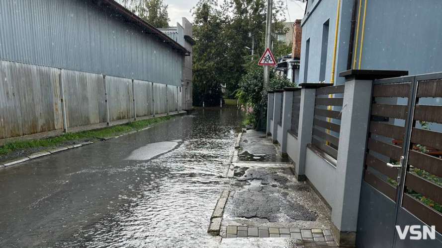 «Люди знімають взуття і перепливають»: у Луцьку після дощу знову затопило вулиці