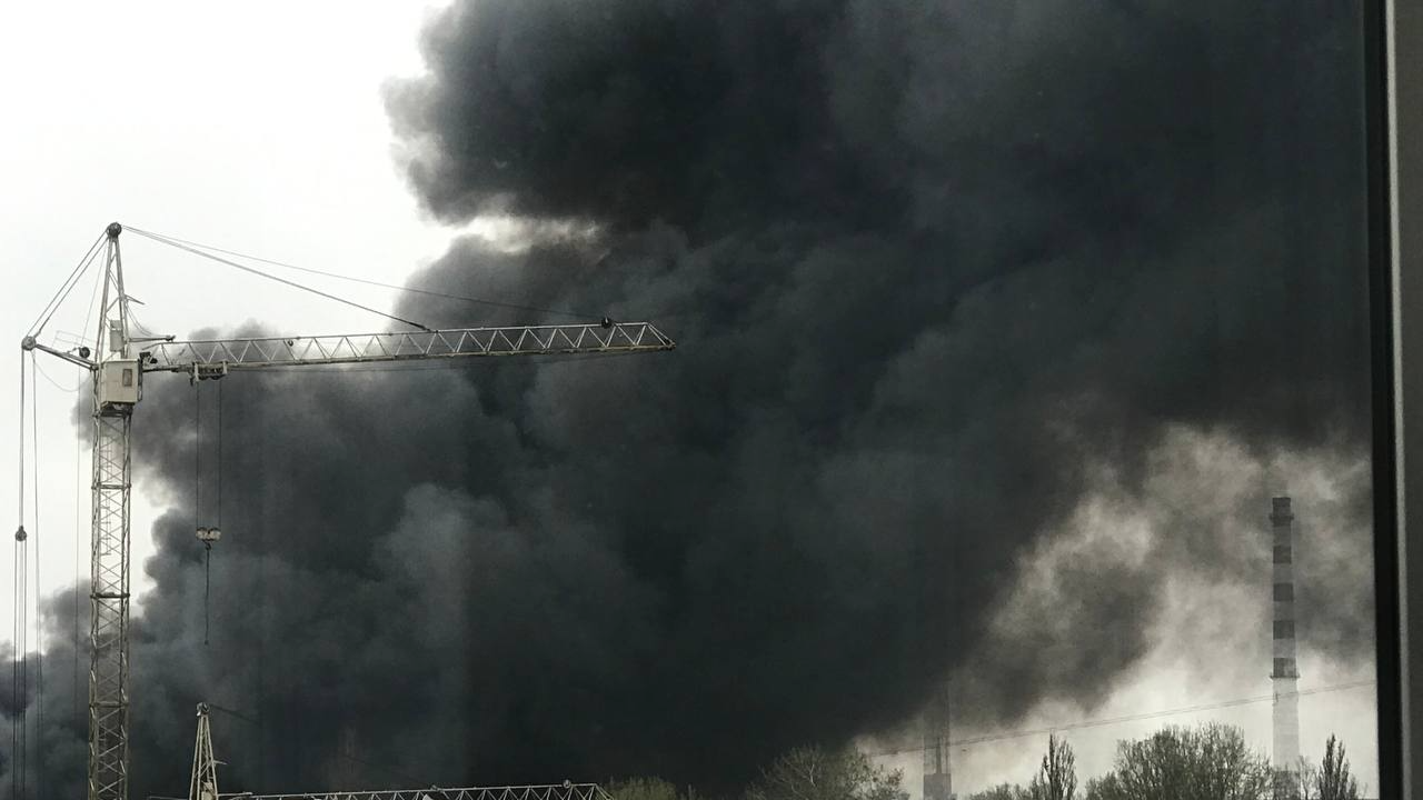 У Луцьку після обстрілу спостерігається сильне задимлення: просять обмежити перебування на вулиці