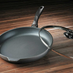 Забудьте про дорогі мийні засоби: один інгредієнт з кухні — і нагар на сковорідці розчиниться на очах