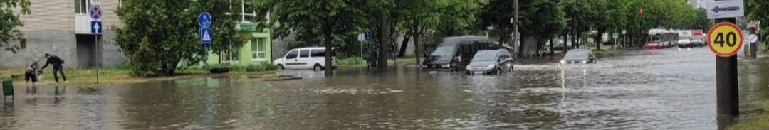 Злива в Луцьку: затопило дороги, транспорт їде «вплав»