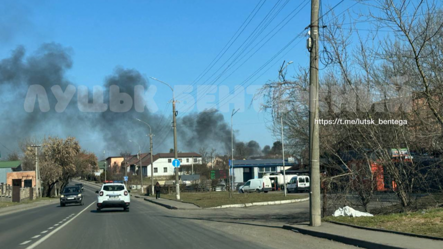 Пожежа в Луцьку: через спалювання сміття загорівся житловий будинок