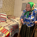 87-річна волинянка показала старовинну скриню «на придане» і клунок «на смерть»