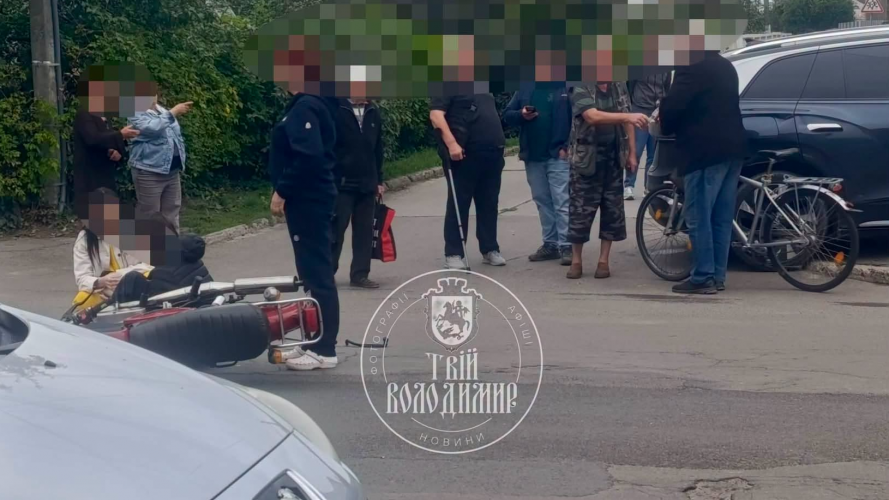 У Володимирі мотоцикліст влетів у авто, чоловік травмувався
