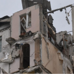 «Вірю, що його відбудують»: спецтехніка розбирає пошкоджений російською ракетою будинок у Луцьку