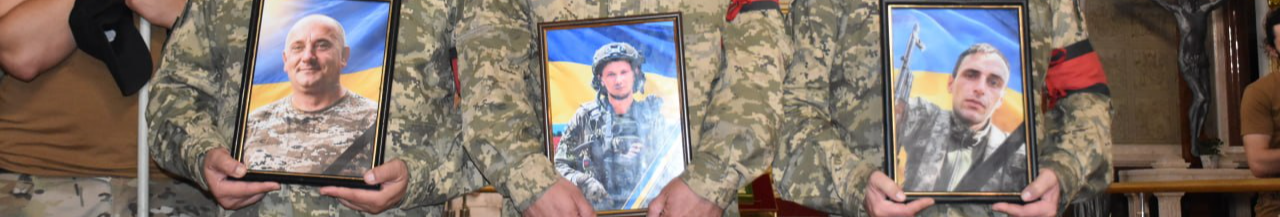 На колінах і з молитвою: Луцька громада провела в останню путь трьох Героїв