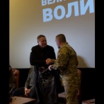 «Азовці» подарували голові Волинської ОВА Івану Рудницькому нагрудний знак. Відео