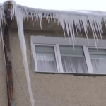 Небезпека бурульок у Луцьку: хто відповідає за крижані нарости на будинках і куди звертатися містянам