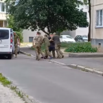 У Луцьку чоловіка біля під’їзду забрали до мікроавтобуса ТЦК: його сусідка викликала поліцію