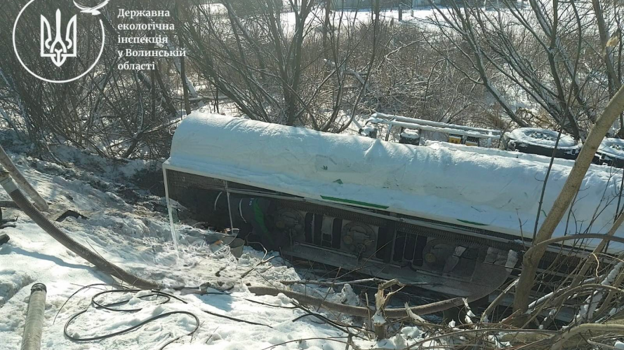 На Волині перекинувся бензовоз: нафтопродукти потрапили у рів біля річки