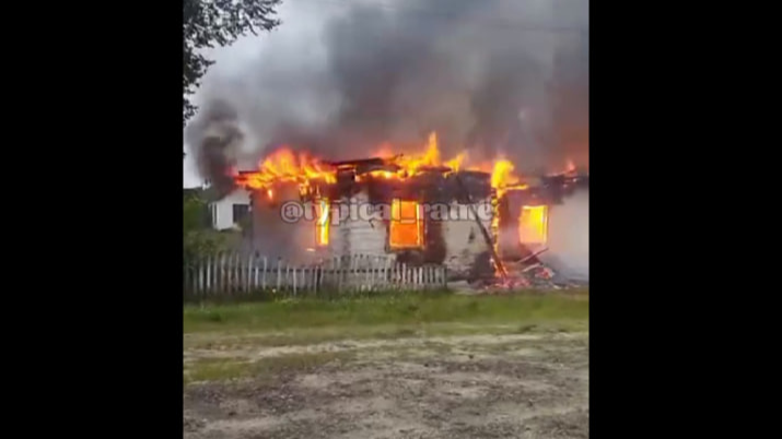 Вогонь повністю охопив дах: на Волині загорілася дерев'яна будівля. Відео