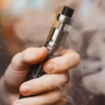 На Волині неповнолітній курив електронку на зупинці: як покарали матір хлопця