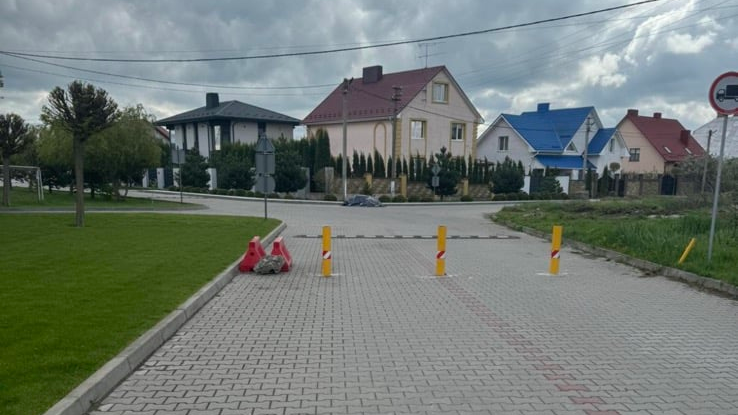Скандал під Луцьком: у селі дорогу на тихій вулиці перетворили на автобан