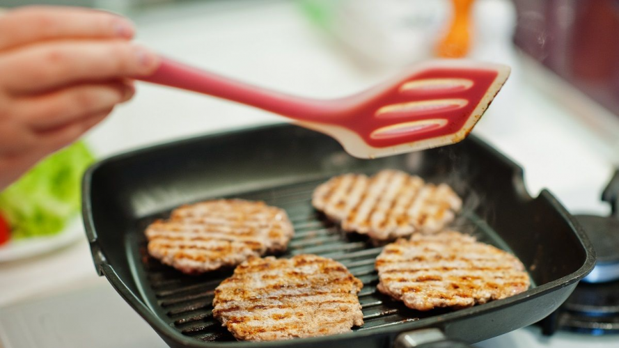 На чому краще смажити їжу: що корисніше - смалець чи соняшникова олія