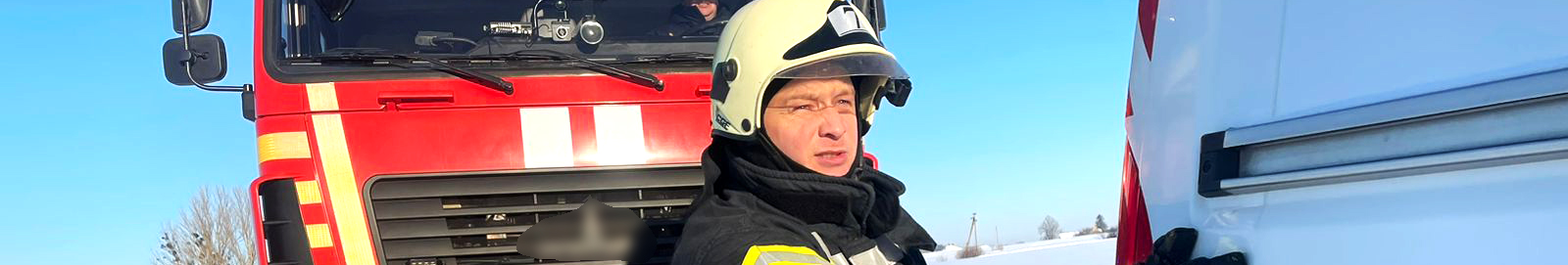 На Волині автомобіль «швидкої» застряг у сніговому заметі