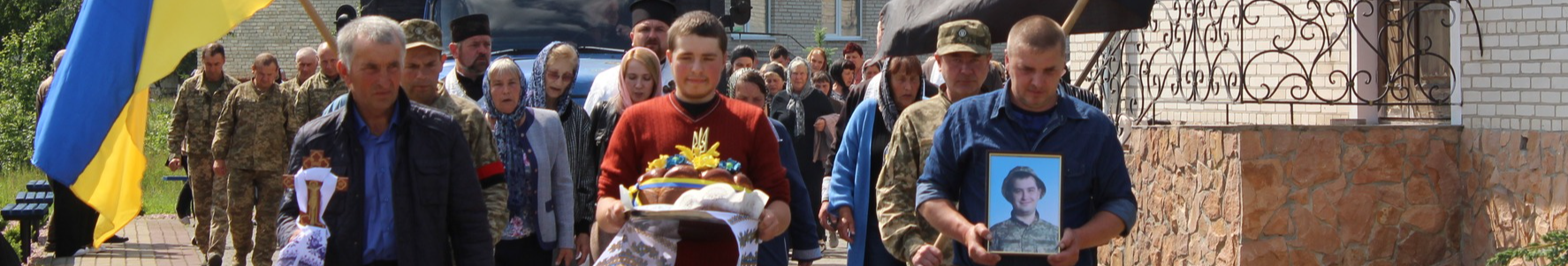 Весільний коровай, тужлива мелодія і море квітів: громада на Волині прощалася з Героєм Романом Карпюком