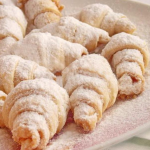 Ніжні рогалики на смальці як у дитинстві: найкращий рецепт