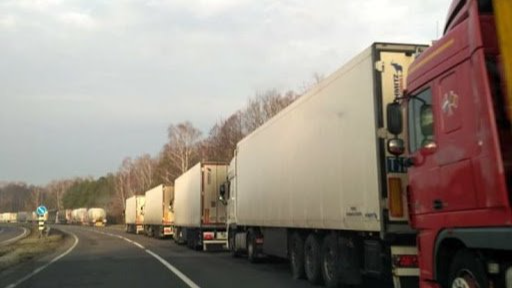 На волинському кордоні застрягли тисячі вантажівок: фури стоять тижнями