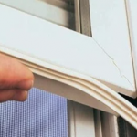 Як утеплити пластикові вікна взимку: прості способи, які збережуть тепло під час перебоїв з опаленням